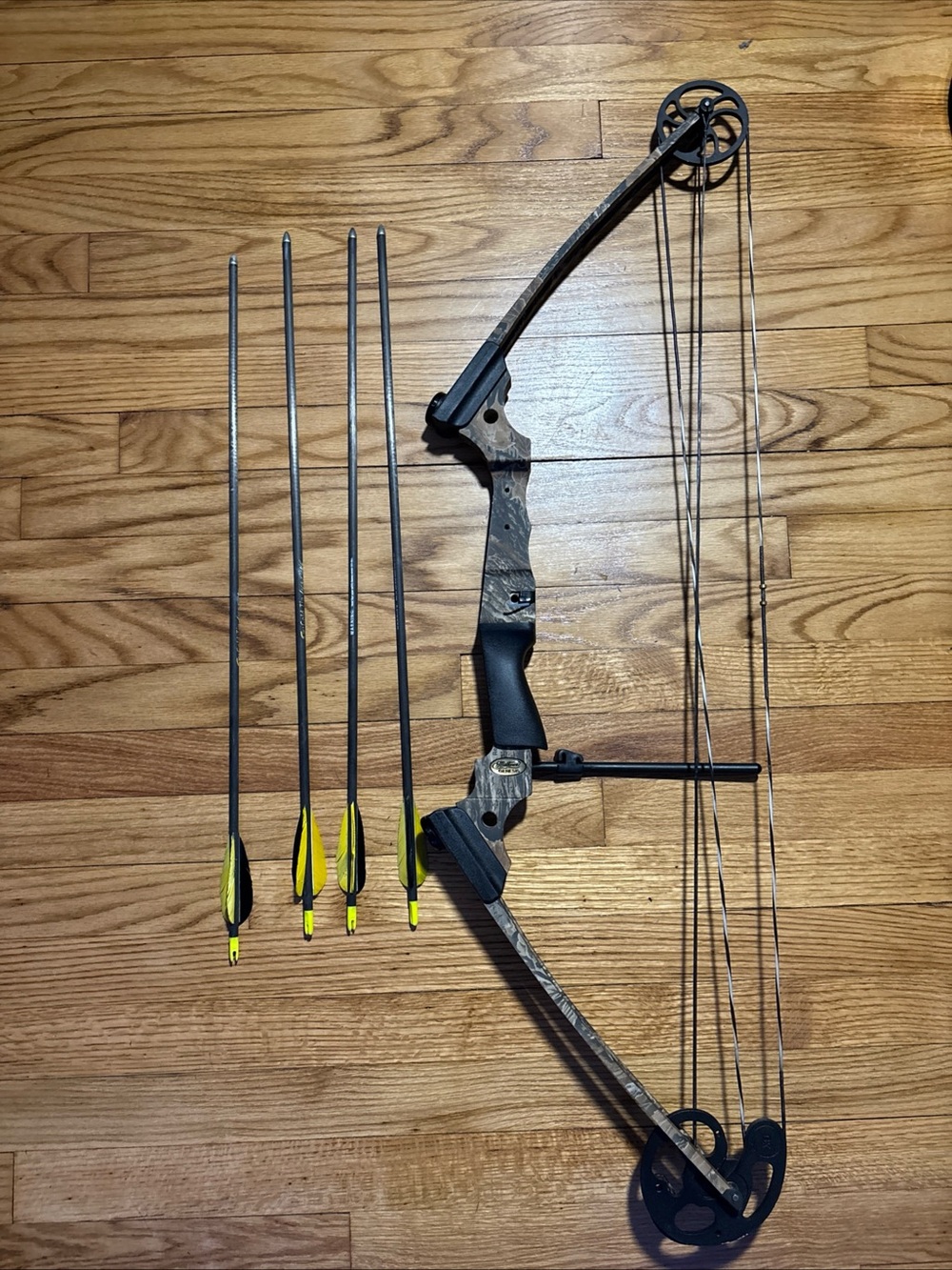 Matthews Genesis R Hand Bow (Lost Camo) Color 39” w 4 arrows